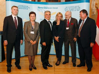 Am 19. November 2012 hielt der Bundeskanzler eine Rede bei dem Vienna Economic Forum im Palais Nieder&ouml;sterreich. Im Bild (v.l.n.r.) Montenegros Premierminister Igor Luksic, die Generalsekret&auml;rin des Vienna Economic Forum Elena Kirtcheva, der Bundeskanzler Werner Faymann, die Stellvertretende Ministerpr&auml;sidentin und Ministerin f&uuml;r Handel und Industrie des Kosovos Mimoza Kusari-Llila, der Pr&auml;sident des Vienna Economic Forum Erhard Busek und der Vorstandsvorsitzende der Raiffeisen Bank International Herbert Stepic.