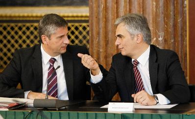 Am 20. November 2012 sprach der Bundeskanzler beim EU-Hauptausschuss im Parlament. Im Bild Bundeskanzler Werner Faymann (r.) mit Au&szlig;enminister und Vizekanzler Michael Spindelegger (l.).