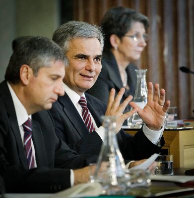 Am 20. November 2012 sprach der Bundeskanzler beim EU-Hauptausschuss im Parlament. Im Bild Bundeskanzler Werner Faymann (m.) mit Au&szlig;enminister und Vizekanzler Michael Spindelegger (l.) und Parlamentspr&auml;sidentin Barbara Prammer (r.).