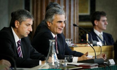 Am 20. November 2012 sprach der Bundeskanzler beim EU-Hauptausschuss im Parlament. Im Bild Bundeskanzler Werner Faymann (r.) mit Au&szlig;enminister und Vizekanzler Michael Spindelegger (l.).