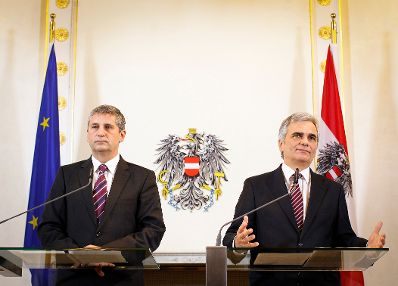 Bundeskanzler Werner Faymann (r.) mit Au&szlig;enminister und Vizekanzler Michael Spindelegger (l.) beim Pressefoyer nach dem Ministerrat am 20. November 2012 im Bundeskanzleramt.