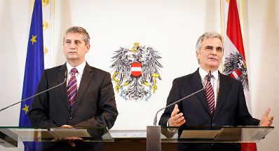 Bundeskanzler Werner Faymann (r.) mit Au&szlig;enminister und Vizekanzler Michael Spindelegger (l.) beim Pressefoyer nach dem Ministerrat am 20. November 2012 im Bundeskanzleramt.