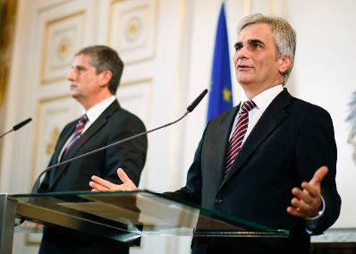 Bundeskanzler Werner Faymann (r.) mit Au&szlig;enminister und Vizekanzler Michael Spindelegger (l.) beim Pressefoyer nach dem Ministerrat am 20. November 2012 im Bundeskanzleramt.