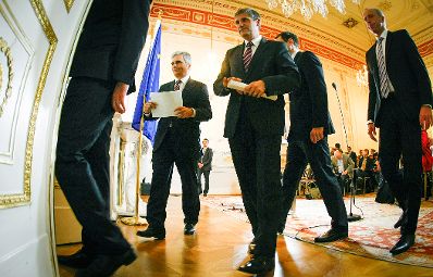Bundeskanzler Werner Faymann mit Au&szlig;enminister und Vizekanzler Michael Spindelegger beim Pressefoyer nach dem Ministerrat am 20. November 2012 im Bundeskanzleramt.