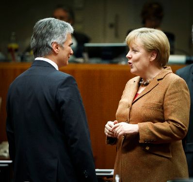 Am 22. November 2012 begann in Br&uuml;ssel der 2-t&auml;gige Europ&auml;ische Rat der EU-Staats- und Regierungschefs. Im Bild Bundeskanzler Werner Faymann (l.) mit Deutschlands Bundeskanzlerin Angela Merkel (r.).