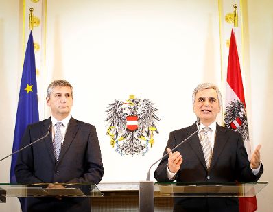 Bundeskanzler Werner Faymann (r.) mit Au&szlig;enminister und Vizekanzler Michael Spindelegger (l.) beim Pressefoyer nach dem Ministerrat am 27. November 2012 im Bundeskanzleramt.