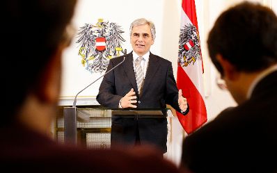 Bundeskanzler Werner Faymann beim Pressefoyer nach dem Ministerrat am 27. November 2012 im Bundeskanzleramt.