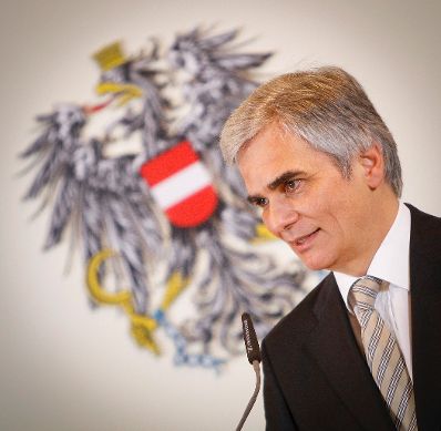Bundeskanzler Werner Faymann beim Pressefoyer nach dem Ministerrat am 27. November 2012 im Bundeskanzleramt.