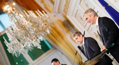 Bundeskanzler Werner Faymann (r.) mit Au&szlig;enminister und Vizekanzler Michael Spindelegger (l.) beim Pressefoyer nach dem Ministerrat am 27. November 2012 im Bundeskanzleramt.