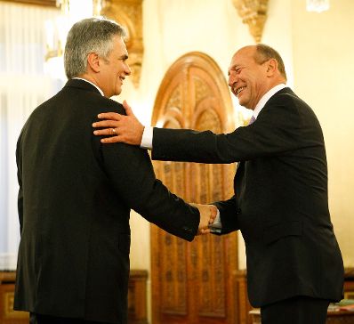 Am 28. November 2012 traf Bundeskanzler Werner Faymann (l.) den rum&auml;nischen Pr&auml;sidenten Traian Basescu (r.) im Rahmen des offiziellen Arbeitsbesuchs in Rum&auml;nien.