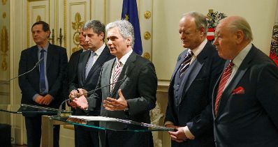 Am 3. Dezember 2012 fanden im Bundeskanzleramt Gespr&auml;che zwischen Vertretern der &ouml;sterreichischen Bundesregierung und des Seniorenrates zu den Pensionsanpassungen statt. Im Bild (v.l.n.r.) Stv. Pr&auml;sidiumsmitglied des Seniorenrates Hannes Bauer, Sozialminister Rudolf Hundstorfer, Vizekanzler und Au&szlig;enminister Michael Spindelegger, Bundeskanzler Werner Faymann und die Pr&auml;sidenten des Seniorenrates Andreas Khol und Karl Blecha bei dem anschlie&szlig;enden Pressestatement.