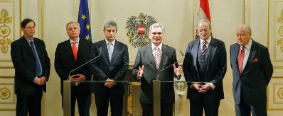 Am 3. Dezember 2012 fanden im Bundeskanzleramt Gespr&auml;che zwischen Vertretern der &ouml;sterreichischen Bundesregierung und des Seniorenrates zu den Pensionsanpassungen statt. Im Bild (v.l.n.r.) Stv. Pr&auml;sidiumsmitglied des Seniorenrates Hannes Bauer, Sozialminister Rudolf Hundstorfer, Vizekanzler und Au&szlig;enminister Michael Spindelegger, Bundeskanzler Werner Faymann und die Pr&auml;sidenten des Seniorenrates Andreas Khol und Karl Blecha bei dem anschlie&szlig;enden Pressestatement.