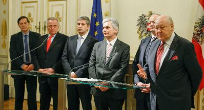 Am 3. Dezember 2012 fanden im Bundeskanzleramt Gespr&auml;che zwischen Vertretern der &ouml;sterreichischen Bundesregierung und des Seniorenrates zu den Pensionsanpassungen statt. Im Bild (v.l.n.r.) Stv. Pr&auml;sidiumsmitglied des Seniorenrates Hannes Bauer, Sozialminister Rudolf Hundstorfer, Vizekanzler und Au&szlig;enminister Michael Spindelegger, Bundeskanzler Werner Faymann und die Pr&auml;sidenten des Seniorenrates Andreas Khol und Karl Blecha bei dem anschlie&szlig;enden Pressestatement.