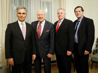 Am 3. Dezember 2012 fanden im Bundeskanzleramt Gespr&auml;che zwischen Vertretern der &ouml;sterreichischen Bundesregierung und des Seniorenrates zu den Pensionsanpassungen statt. Im Bild (v.l.n.r.)Bundeskanzler Werner Faymann, der Pr&auml;sident des Seniorenrates Karl Blecha, Sozialminister Rudolf Hundstorfer und Stv. Pr&auml;sidiumsmitglied des Seniorenrates Hannes Bauer bei dem anschlie&szlig;enden Pressestatement.