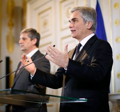 Bundeskanzler Werner Faymann (r.) mit Au&szlig;enminister und Vizekanzler Michael Spindelegger (l.) beim Pressefoyer nach dem Ministerrat am 4. Dezember 2012 im Bundeskanzleramt.