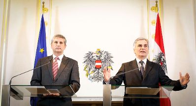 Bundeskanzler Werner Faymann (r.) mit Au&szlig;enminister und Vizekanzler Michael Spindelegger (l.) beim Pressefoyer nach dem Ministerrat am 4. Dezember 2012 im Bundeskanzleramt.
