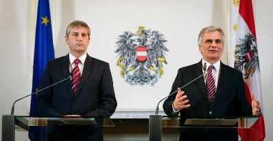 Bundeskanzler Werner Faymann (r.) mit Au&szlig;enminister und Vizekanzler Michael Spindelegger (l.) beim Pressefoyer nach dem Ministerrat am 10. Dezember 2012 im Bundeskanzleramt.