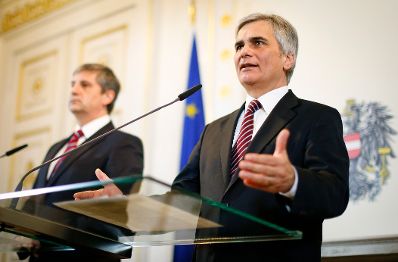 Bundeskanzler Werner Faymann (r.) mit Au&szlig;enminister und Vizekanzler Michael Spindelegger (l.) beim Pressefoyer nach dem Ministerrat am 10. Dezember 2012 im Bundeskanzleramt.