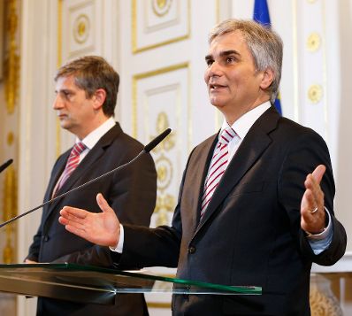 Bundeskanzler Werner Faymann (r.) mit Au&szlig;enminister und Vizekanzler Michael Spindelegger (l.) beim Pressefoyer nach dem Ministerrat am 18. Dezember 2012 im Bundeskanzleramt.