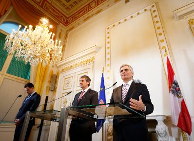 Bundeskanzler Werner Faymann (r.) mit Au&szlig;enminister und Vizekanzler Michael Spindelegger (l.) beim Pressefoyer nach dem Ministerrat am 18. Dezember 2012 im Bundeskanzleramt.
