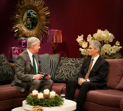 Am 24. Dezember 2012 nahm Bundeskanzler Werner Faymann (r.) an der Licht ins Dunkel Spendenaktion im ORF Zentrum Wien teil.