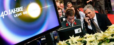 Am 24. Dezember 2012 nahm Bundeskanzler Werner Faymann an der Licht ins Dunkel Spendenaktion im ORF Zentrum Wien teil.