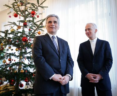 Am 25. Dezember 2012 besuchte der Bundeskanzler die Bewohnerinnen und Bewohner sowie die diensthabenden Mitarbeiterinnen und Mitarbeiter des Senioren- und Pflegehauses Sch&ouml;nbrunn im 12. Bezirk. Im Bild Bundeskanzler Werner Faymann (l.) mit Caritasdirektor der Erzdi&ouml;zese Wien Michael Landau (r.).