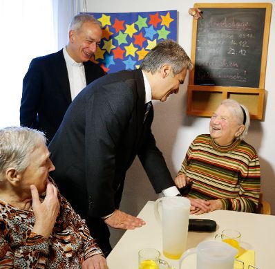 Am 25. Dezember 2012 besuchte Bundeskanzler Werner Faymann die Bewohnerinnen und Bewohner sowie die diensthabenden Mitarbeiterinnen und Mitarbeiter des Senioren- und Pflegehauses Sch&ouml;nbrunn im 12. Bezirk.