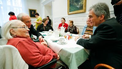 Am 25. Dezember 2012 besuchte Bundeskanzler Werner Faymann die Bewohnerinnen und Bewohner sowie die diensthabenden Mitarbeiterinnen und Mitarbeiter des Senioren- und Pflegehauses Sch&ouml;nbrunn im 12. Bezirk.