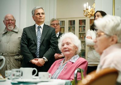 Am 25. Dezember 2012 besuchte Bundeskanzler Werner Faymann die Bewohnerinnen und Bewohner sowie die diensthabenden Mitarbeiterinnen und Mitarbeiter des Senioren- und Pflegehauses Sch&ouml;nbrunn im 12. Bezirk.