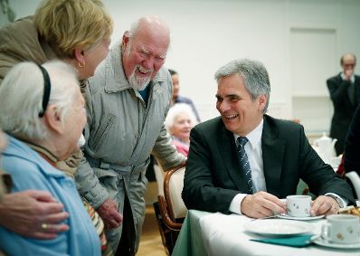 Am 25. Dezember 2012 besuchte Bundeskanzler Werner Faymann die Bewohnerinnen und Bewohner sowie die diensthabenden Mitarbeiterinnen und Mitarbeiter des Senioren- und Pflegehauses Sch&ouml;nbrunn im 12. Bezirk.