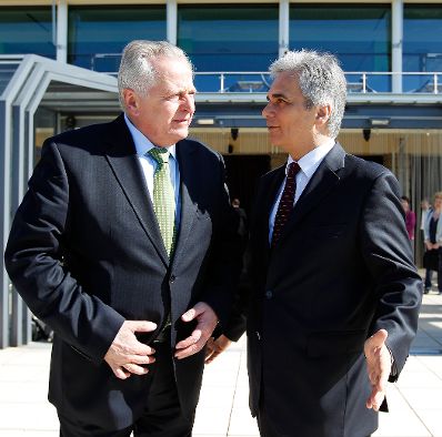 Am 27. April 2012 fand am Kahlenberg die Klausurtagung der Bundesregierung statt. Im Bild Bundeskanzler Werner Faymann (r.) mit Sozialminister Rudolf Hundstorfer (l.).