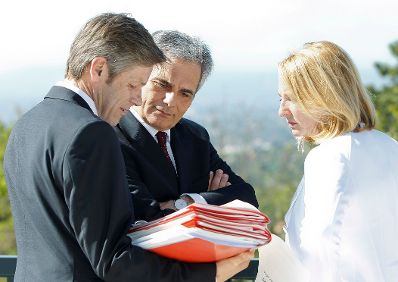 Am 27. April 2012 fand am Kahlenberg die Klausurtagung der Bundesregierung statt. Im Bild Bundeskanzler Werner Faymann (m.) mit Verkehrsministerin Doris Bures (r.) und Staatssekret&auml;r Josef Ostermayer (l.).