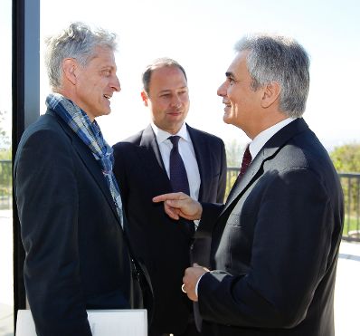 Am 27. April 2012 fand am Kahlenberg die Klausurtagung der Bundesregierung statt. Im Bundeskanzler Werner Faymann (r.) mit Staatssekret&auml;r Andreas Schieder (m.) und SP&Ouml;-Klubobmann Josef Cap (l.).