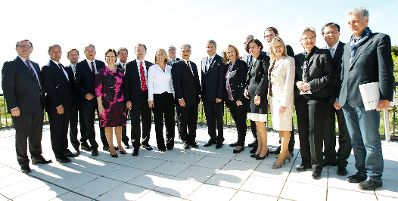 Am 27. April 2012 fand am Kalenberg die Klausurtagung der Bundesregierung statt. Im Bild (v.l.n.r.) &Ouml;VP-Klubobmann Karlheinz Kopf, Staatssekret&auml;r Andreas Schieder, Staatssekret&auml;r Josef Ostermayer, Gesundheitsminister Alois St&ouml;ger, Frauenministerin Gabriele Heinisch-Hosek, Wissenschaftsminister Karlheinz T&ouml;chterle, Landwirtschaftsminister Nikolaus Berlakovich, Verkehrsministerin Doris Bures, Sozialminister Rudolf Hundstorfer, Bundeskanzler Werner Faymann, Au&szlig;enminister und Vizekanzler Michael Spindelegger, Finanzministerin Maria Fekter, Wirtschaftsminister Reinhold Mitterlehner, Innenministerin Johanna Mikl-Leitner, Staatssekret&auml;r Sebastian Kurz, Justizministerin Beatrix Karl, Unterrichtsministerin Claudia Schmied, Verteidigungsminister Norbert Darabos und SP&Ouml;-Klubobmann Josef Cap.