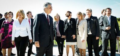 Am 27. April 2012 fand am Kahlenberg die Klausurtagung der Bundesregierung statt. Im Bild (v.l.n.r.) Frauenministerin Gabriele Heinisch-Hosek, Verkehrsministerin Doris Bures, Landwirtschaftsminister Nikolaus Berlakovich, Bundeskanzler Werner Faymann, Finanzministerin Maria Fekter, Innenministerin Johanna Mikl-Leitner, Justizministerin Beatrix Karl, Unterrichtsministerin Claudia Schmied und Verteidigungsminister Norbert Darabos.