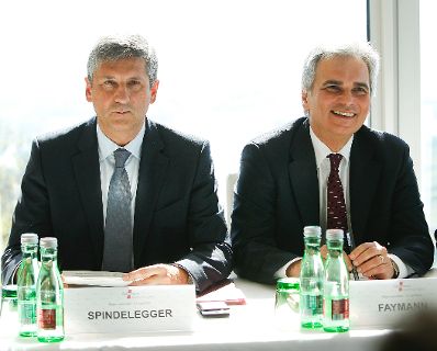 Am 27. April 2012 fand am Kahlenberg die Klausurtagung der Bundesregierung statt. Im Bild Bundeskanzler Werner Faymann (r.) mit Au&szlig;enminister und Vizekanzler Michael Spindelegger (l.).