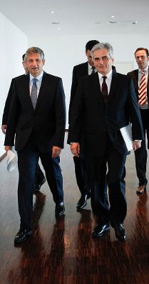 Am 27. April 2012 fand am Kahlenberg die Klausurtagung der Bundesregierung statt. Im Bild Bundeskanzler Werner Faymann (r.) und Au&szlig;enminister und Vizekanzler Michael Spindelegger (l.) bei der Pressekonferenz nach der Arbeitssitzung.