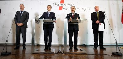 Am 27. April 2012 fand am Kahlenberg die Klausurtagung der Bundesregierung statt. Im Bild (v.l.n.r.) Wirtschaftsminister Reinhold Mitterlehner, Au&szlig;enminister und Vizekanzler Michael Spindelegger, Bundeskanzler Werner Faymann und Sozialminister Rudolf Hundstorfer bei der Pressekonferenz nach der Arbeitssitzung.