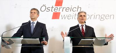 Am 27. April 2012 fand am Kahlenberg die Klausurtagung der Bundesregierung statt. Im Bild Bundeskanzler Werner Faymann (r.) und Au&szlig;enminister und Vizekanzler Michael Spindelegger (l.) bei der Pressekonferenz nach der Arbeitssitzung.