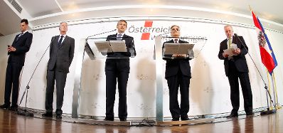 Am 27. April 2012 fand am Kahlenberg die Klausurtagung der Bundesregierung statt. Im Bild (v.l.n.r.) Wirtschaftsminister Reinhold Mitterlehner, Au&szlig;enminister und Vizekanzler Michael Spindelegger, Bundeskanzler Werner Faymann und Sozialminister Rudolf Hundstorfer bei der Pressekonferenz nach der Arbeitssitzung.