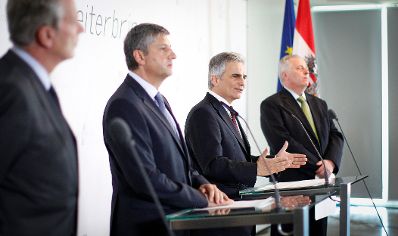 Am 27. April 2012 fand am Kahlenberg die Klausurtagung der Bundesregierung statt. Im Bild (v.l.n.r.) Wirtschaftsminister Reinhold Mitterlehner, Au&szlig;enminister und Vizekanzler Michael Spindelegger, Bundeskanzler Werner Faymann und Sozialminister Rudolf Hundstorfer bei der Pressekonferenz nach der Arbeitssitzung.