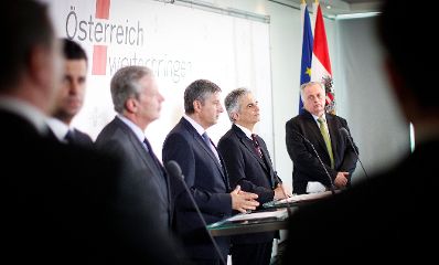 Am 27. April 2012 fand am Kahlenberg die Klausurtagung der Bundesregierung statt. Im Bild (v.l.n.r.) Wirtschaftsminister Reinhold Mitterlehner, Au&szlig;enminister und Vizekanzler Michael Spindelegger, Bundeskanzler Werner Faymann und Sozialminister Rudolf Hundstorfer bei der Pressekonferenz nach der Arbeitssitzung.