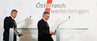 Am 27. April 2012 fand am Kahlenberg die Klausurtagung der Bundesregierung statt. Im Bild Bundeskanzler Werner Faymann (r.) und Au&szlig;enminister und Vizekanzler Michael Spindelegger (l.) bei der Pressekonferenz nach der Arbeitssitzung.