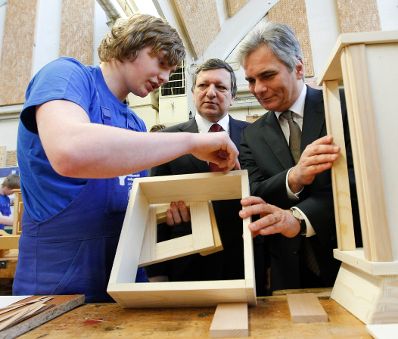 Am 5. M&auml;rz 2012 besuchte Bundeskanzler Werner Faymann (r.) gemeinsam mit dem EU-Kommissionspr&auml;sidenten Jos&eacute; Manuel Barroso (m.) den Lehrbetrieb &quot;Jugend am Werk&quot; in Wien.