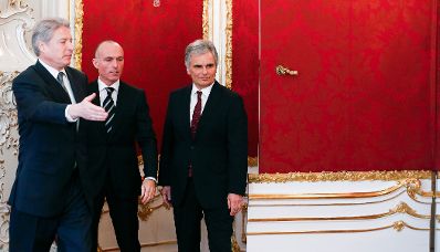 Am 11. M&auml;rz 2013 nahm Bundeskanzler Werner Faymann (r.) an der Angelobung von Verteidigungsminister Gerald Klug (m.) durch den Bundespr&auml;sidenten Heinz Fischer in der Pr&auml;sidentschaftskanzlei teil.