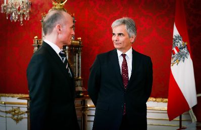 Am 11. M&auml;rz 2013 nahm Bundeskanzler Werner Faymann (r.) an der Angelobung von Verteidigungsminister Gerald Klug (l.) durch den Bundespr&auml;sidenten Heinz Fischer in der Pr&auml;sidentschaftskanzlei teil.