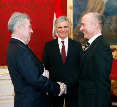 Am 11. M&auml;rz 2013 nahm Bundeskanzler Werner Faymann (m.) an der Angelobung von Verteidigungsminister Gerald Klug (r.) durch den Bundespr&auml;sidenten Heinz Fischer (l.) in der Pr&auml;sidentschaftskanzlei teil.