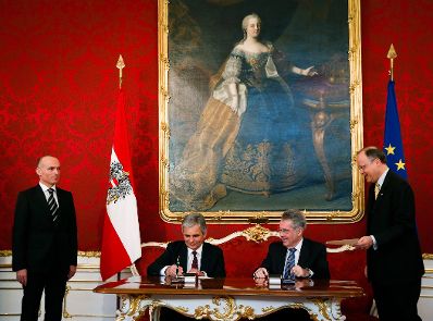 Am 11. M&auml;rz 2013 nahm Bundeskanzler Werner Faymann (2.v.l.) an der Angelobung von Verteidigungsminister Gerald Klug (l.) durch den Bundespr&auml;sidenten Heinz Fischer (m.r.) in der Pr&auml;sidentschaftskanzlei teil.