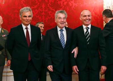 Am 11. M&auml;rz 2013 nahm Bundeskanzler Werner Faymann (l.) an der Angelobung von Verteidigungsminister Gerald Klug (r.) durch den Bundespr&auml;sidenten Heinz Fischer (m.) in der Pr&auml;sidentschaftskanzlei teil.